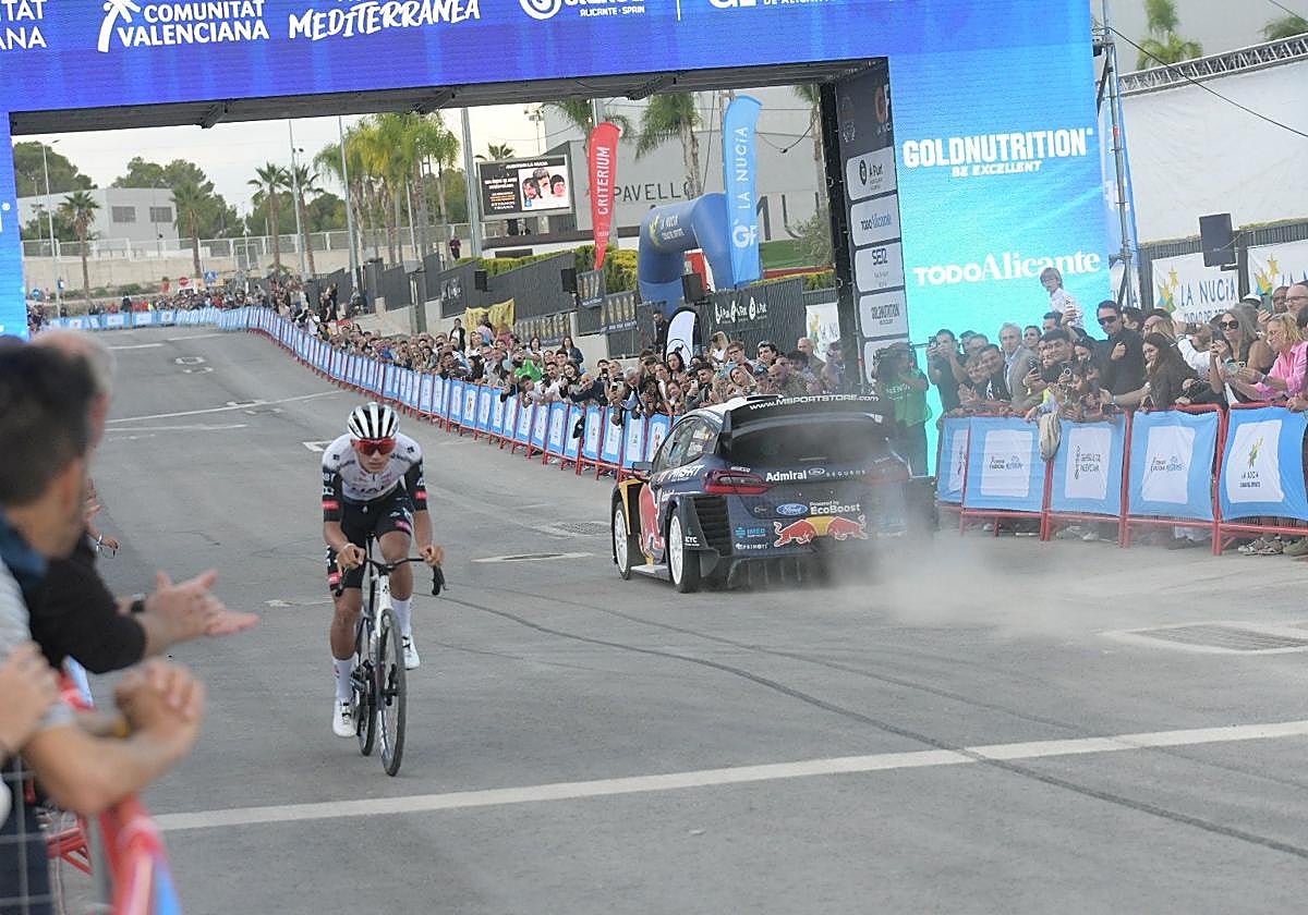 One of the three duels between cyclists and rally cars that took place at the event.