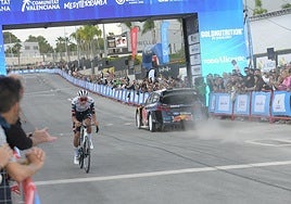 Uno de los tres duelos entre ciclistas y coches de rally que ha tenido lugar en el evento.