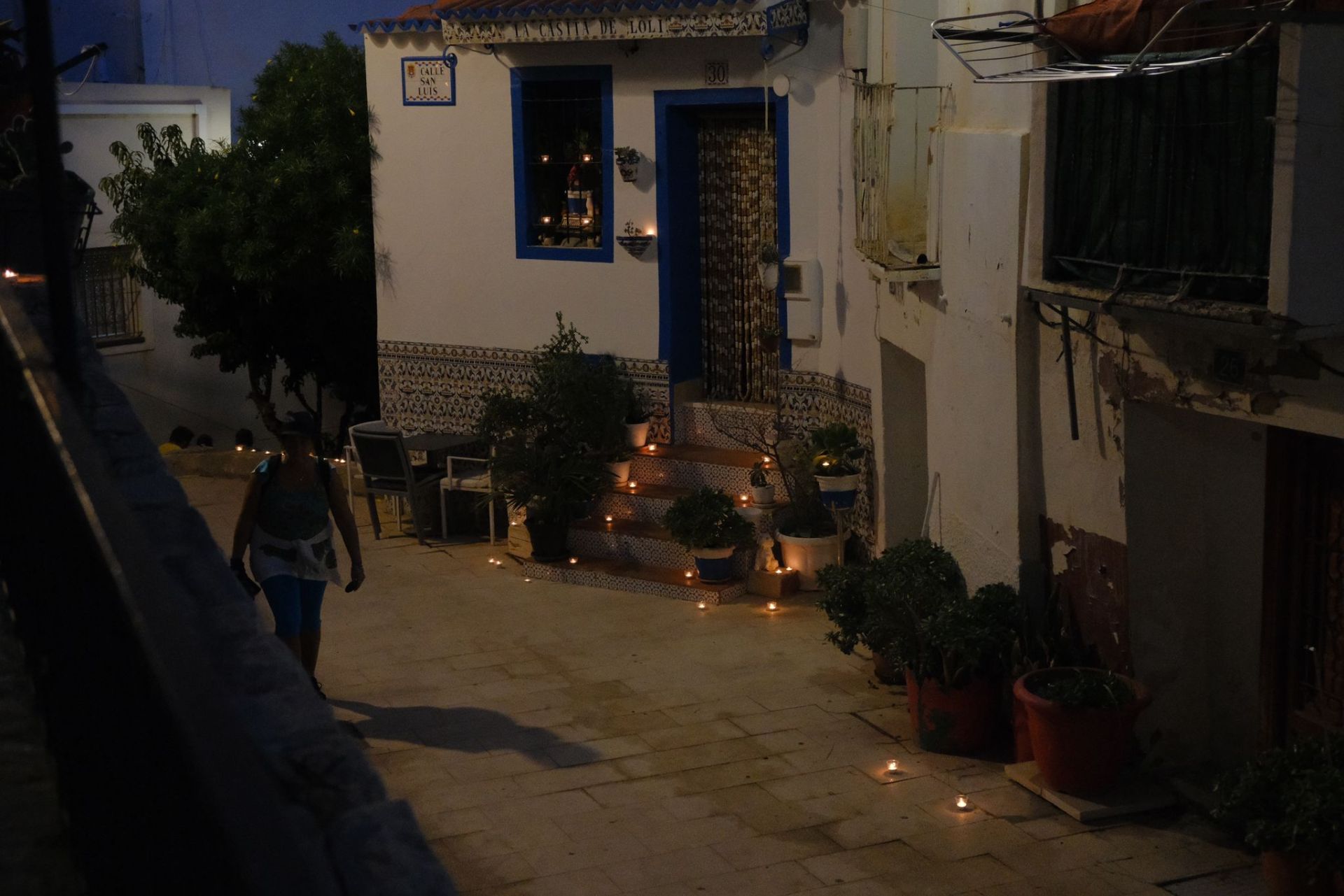 Las velas marcan el camino en el barrio de Santa Cruz