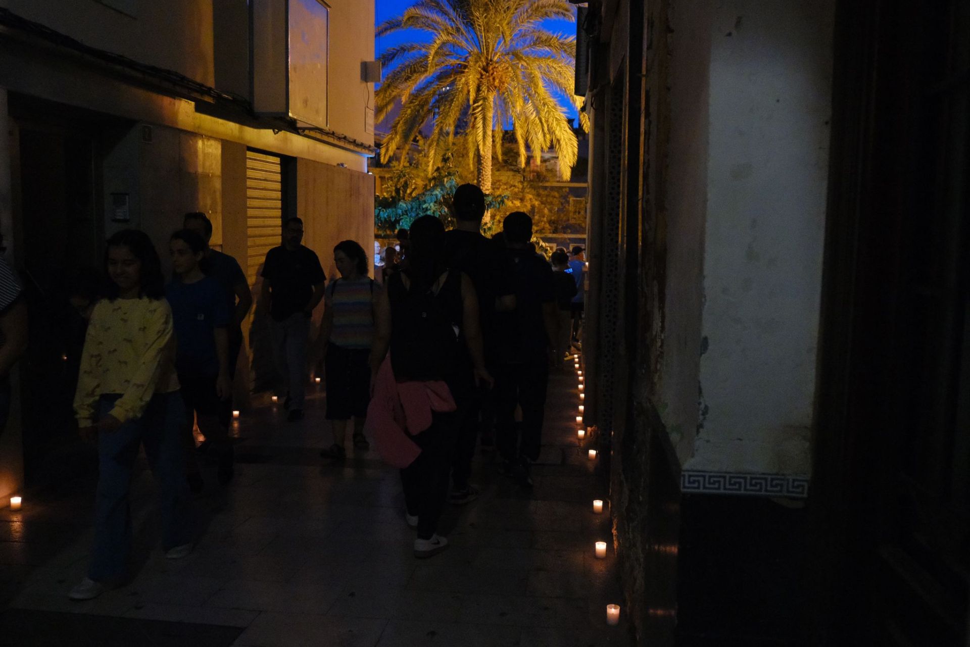 Las velas marcan el camino en el barrio de Santa Cruz