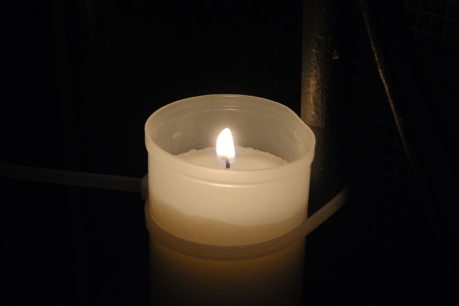 Las velas marcan el camino en el barrio de Santa Cruz