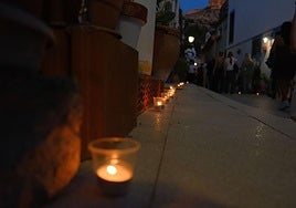 Las velas marcan el camino en el barrio de Santa Cruz