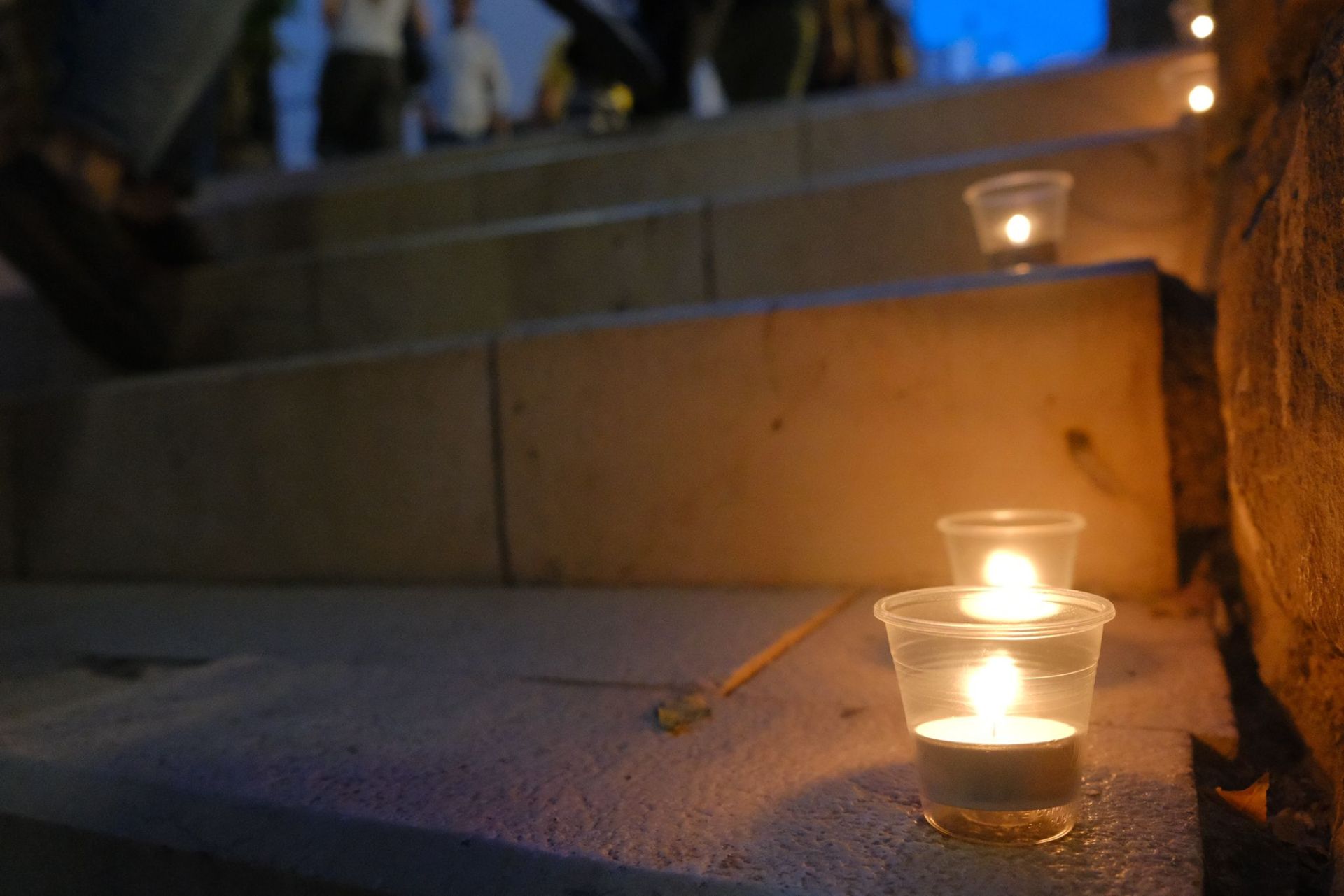 Las velas marcan el camino en el barrio de Santa Cruz