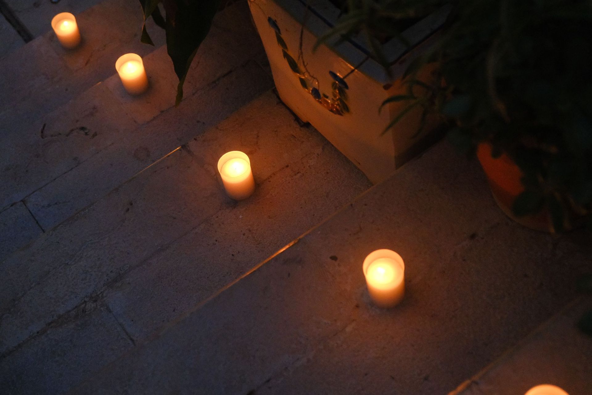 Las velas marcan el camino en el barrio de Santa Cruz