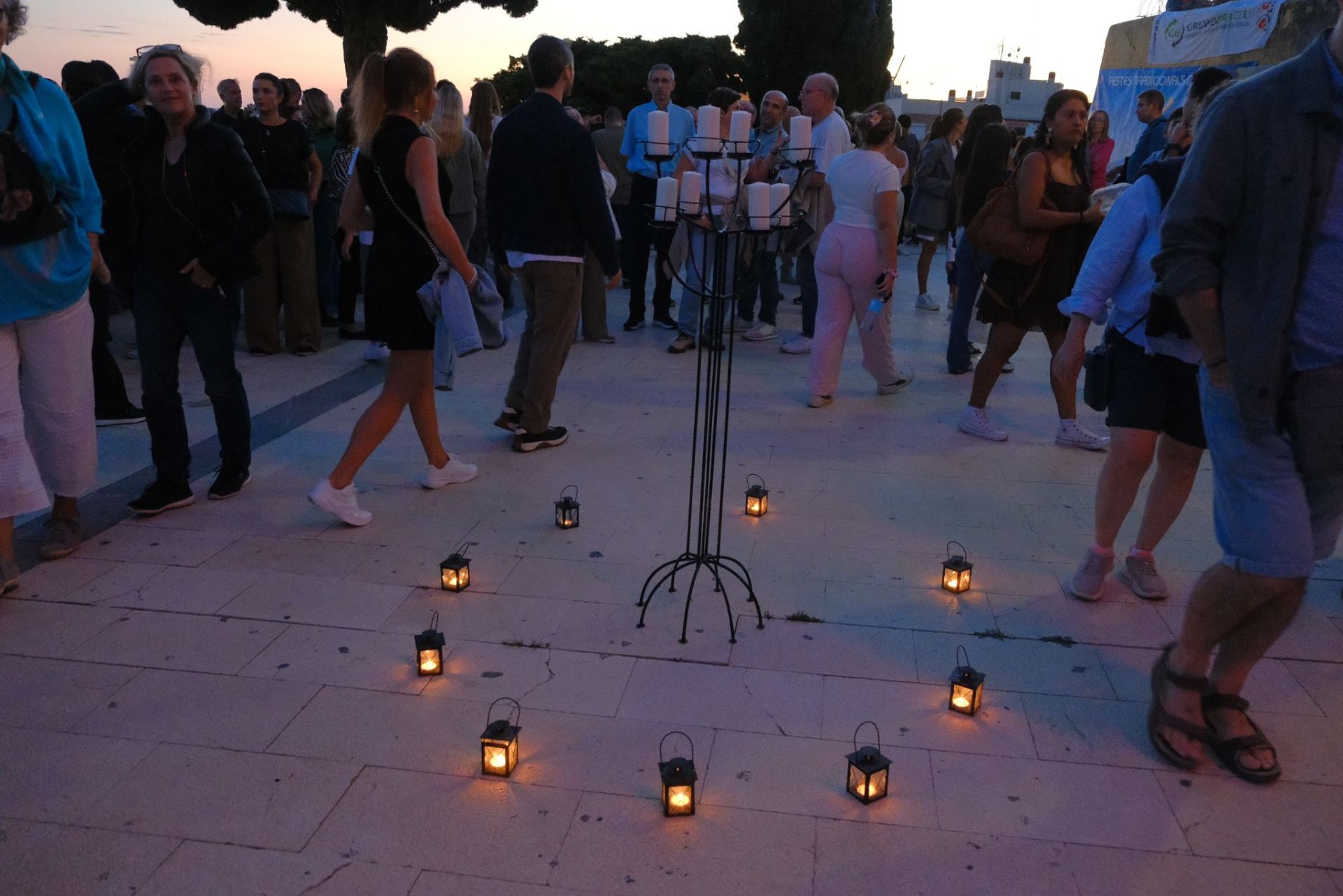 Las velas marcan el camino en el barrio de Santa Cruz