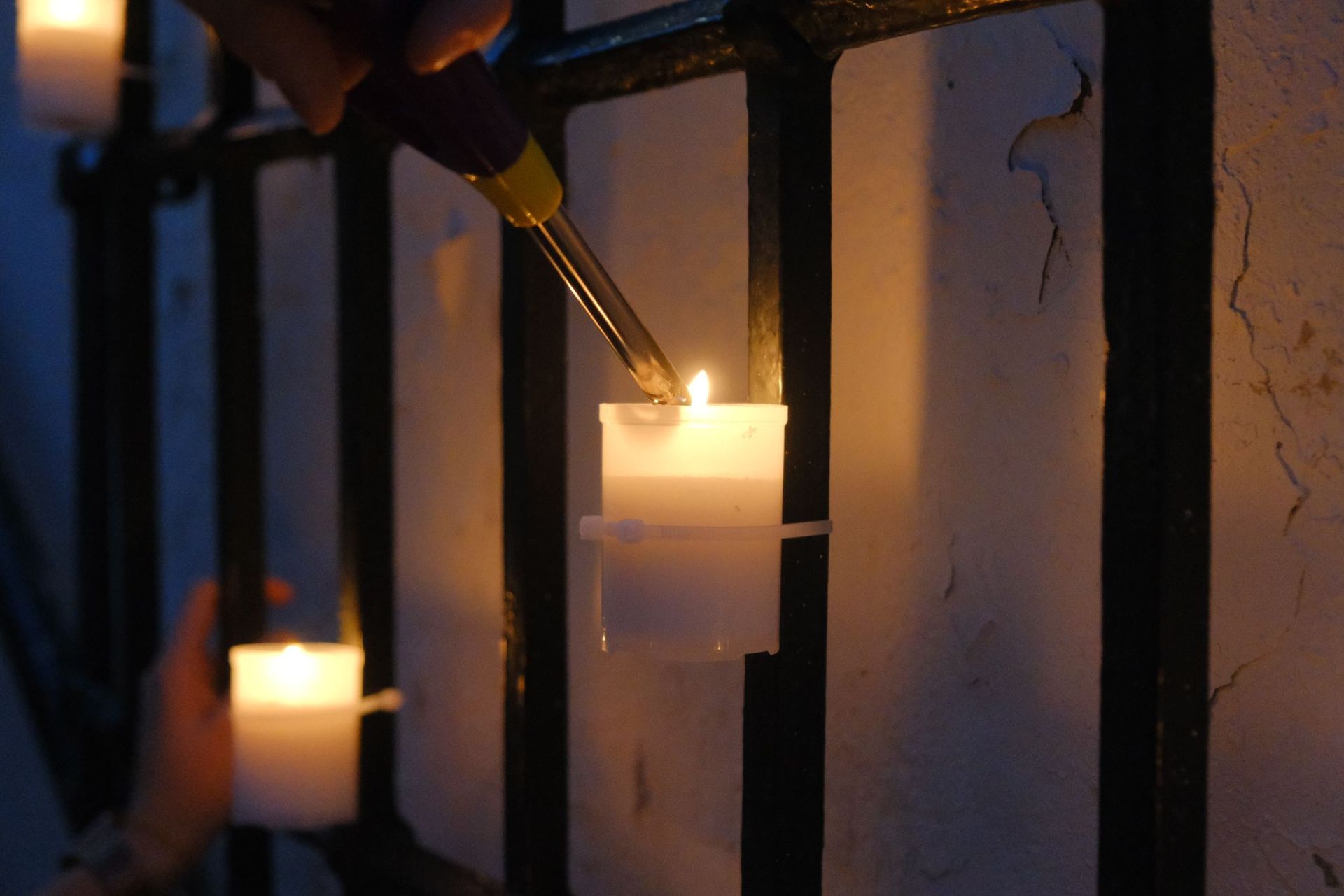 Las velas marcan el camino en el barrio de Santa Cruz