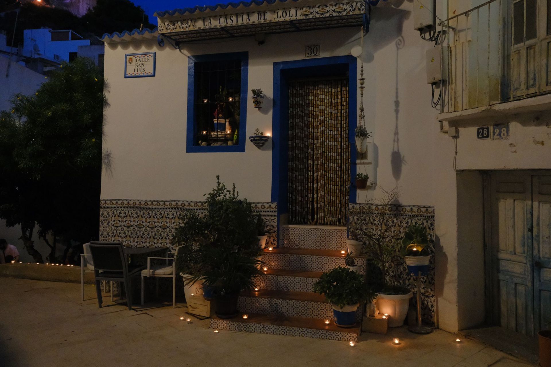 Las velas marcan el camino en el barrio de Santa Cruz