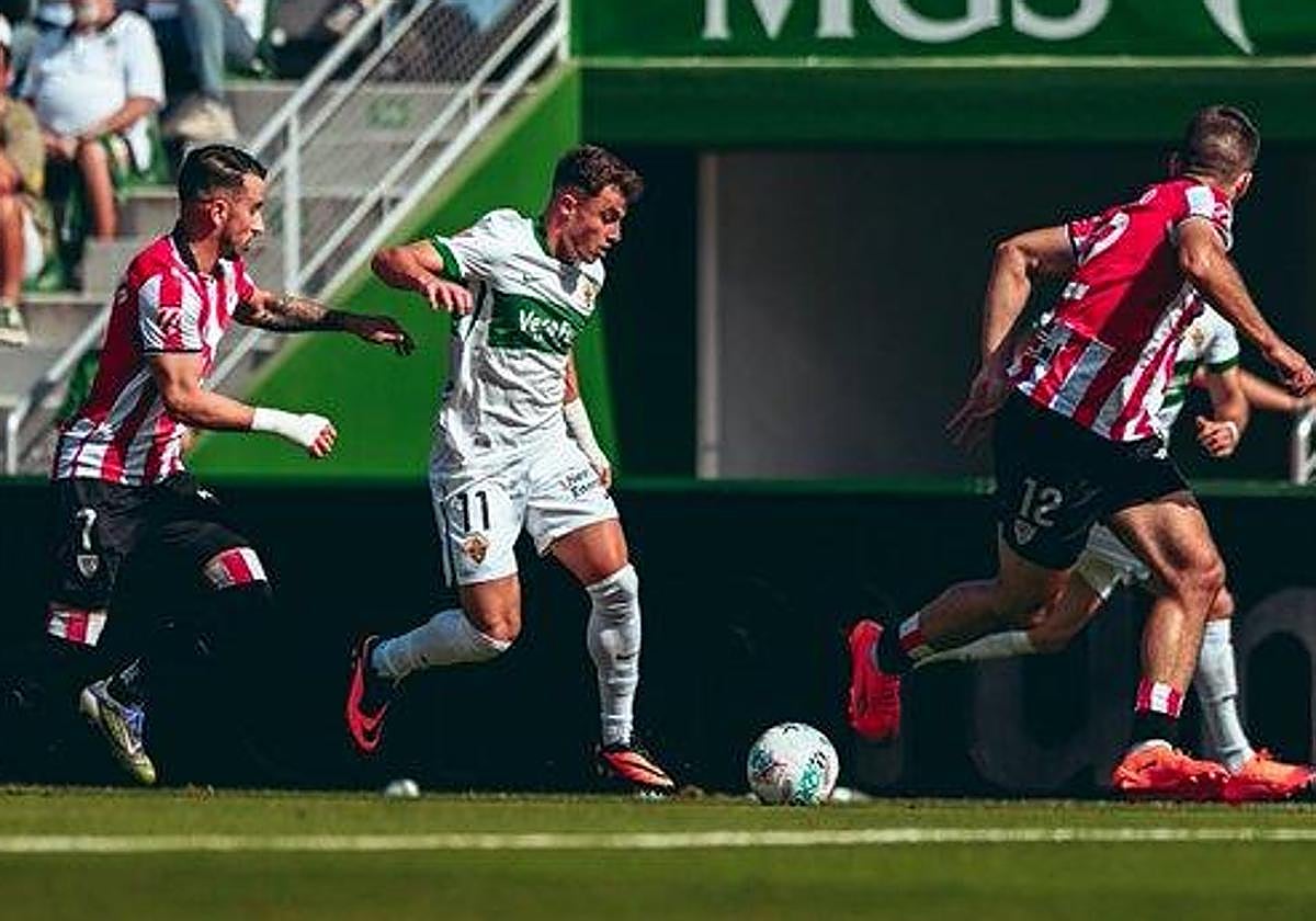 Germán Valera disputa un balón en la primera mitad.