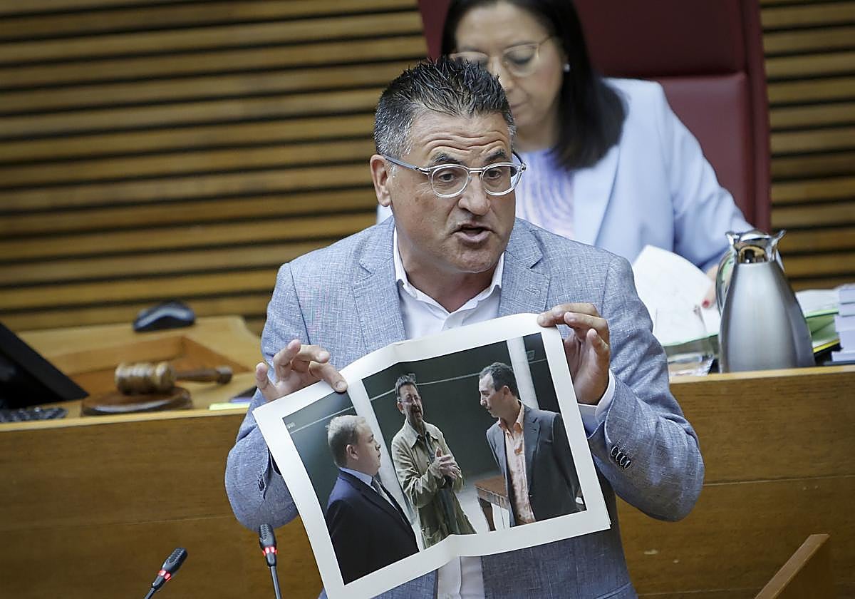 El portavoz de Infraestructuras del GPP en Les Corts, Joserra González de Zárate, durante una intervención.