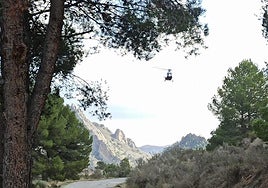 El helicóptero de la Guardia Civil durante el dispositivo de búsqueda del alicantino desaparico, hallado sin vida este domingo.