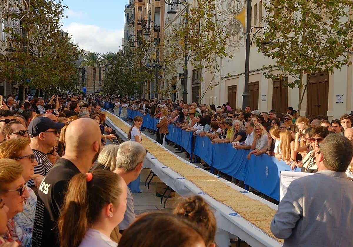 Images of the spectacular 'coca de mollitas'.