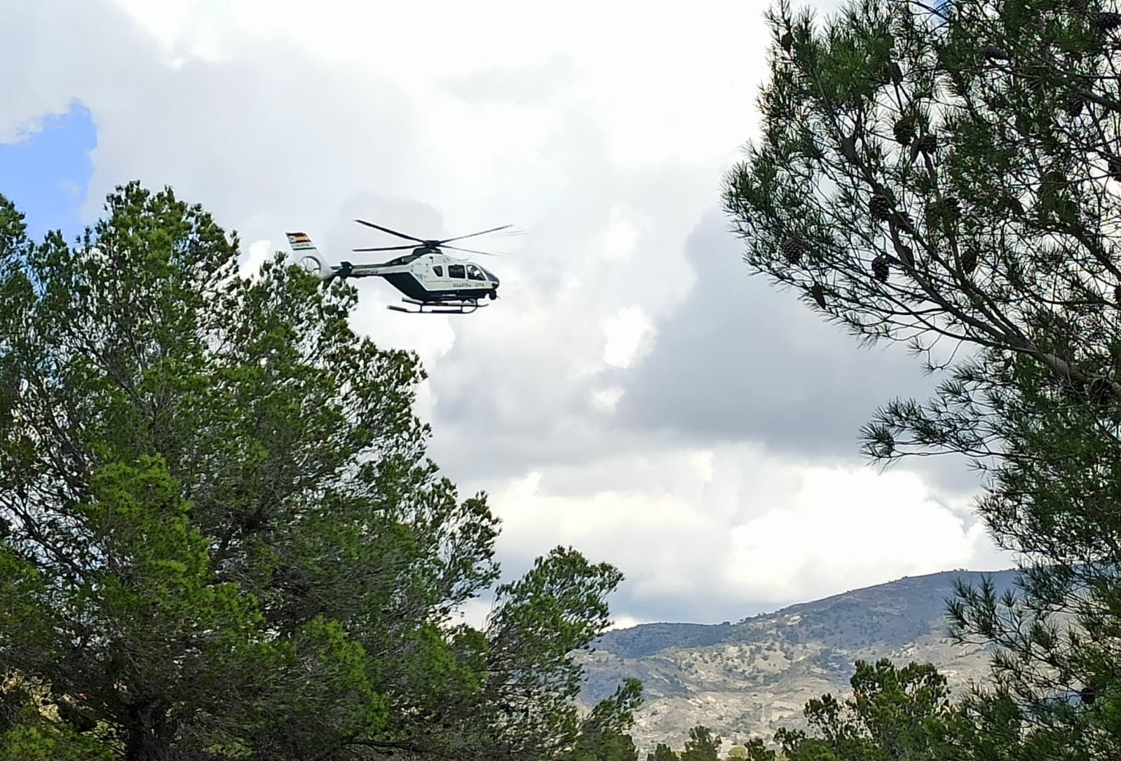 Un helicóptero de la Guardia Civil durante la búsqueda del desaparecido.