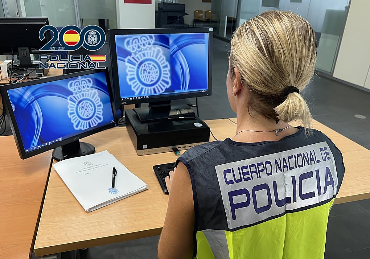 Imagen de archivo de una policía durante sus labores en comisaría.