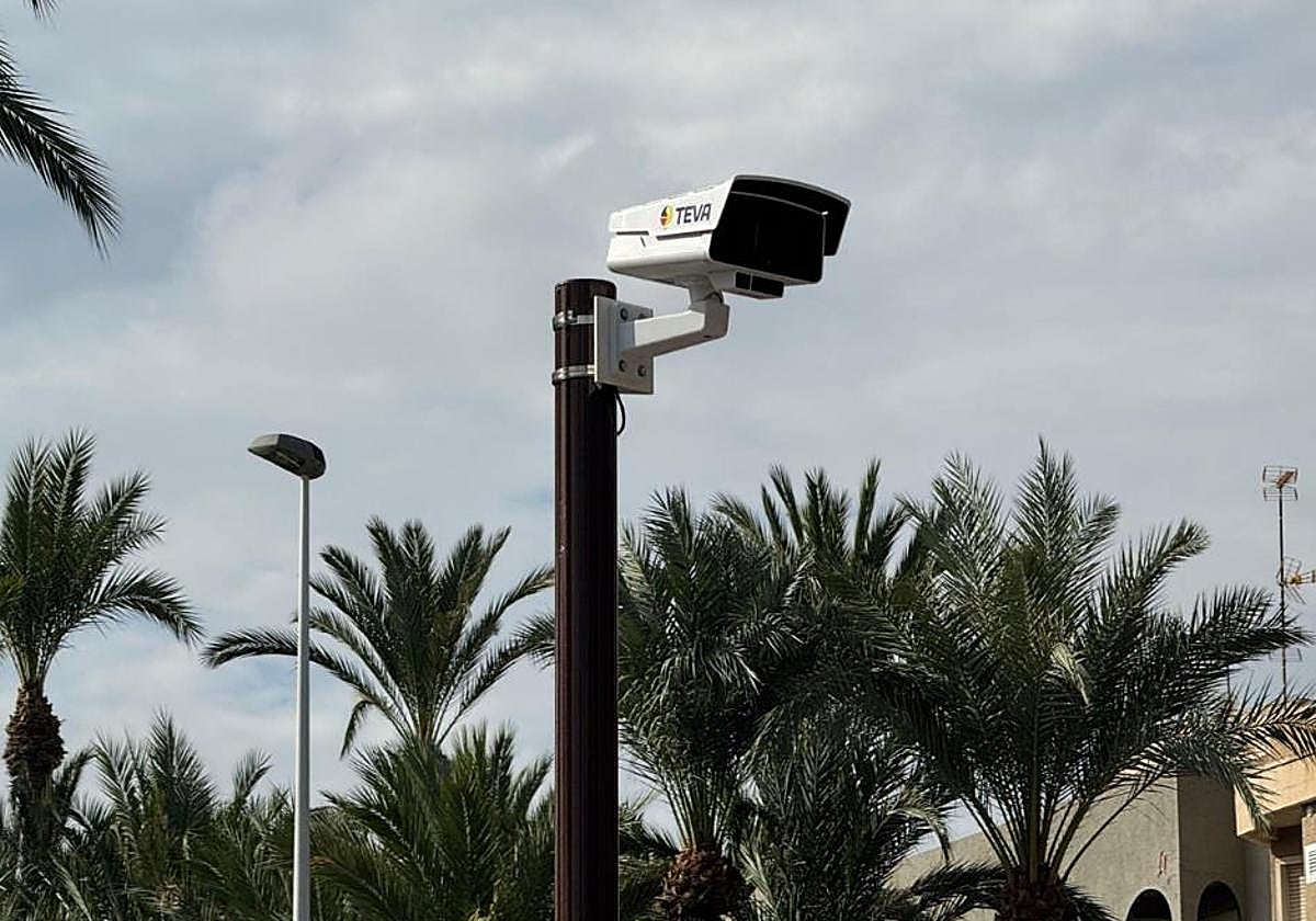 Instalación de las nuevas cámaras de monitorización del tráfico dentro del proyecto Vive Elche.