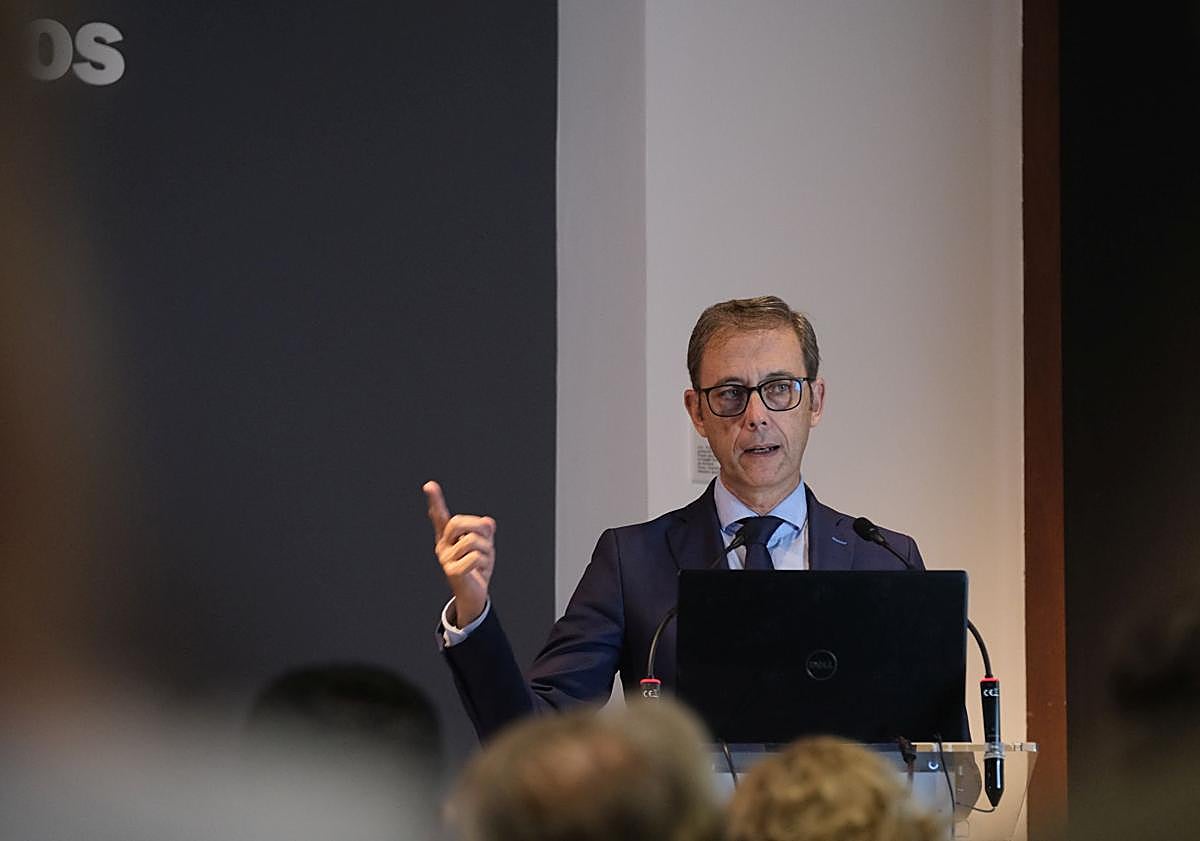 Imagen principal - 1. Sebastián Fernández, secretario autonómico de Vivienda. Conselleria de Servicios Sociales, Igualdad y Vivienda. 2. Carlos de Juan. presidente del Patronato Municipal de la Vivienda 3. María José Peñalver, Representante del Consejo Superior de los Colegios de Arquitectos de España (CSCAE).