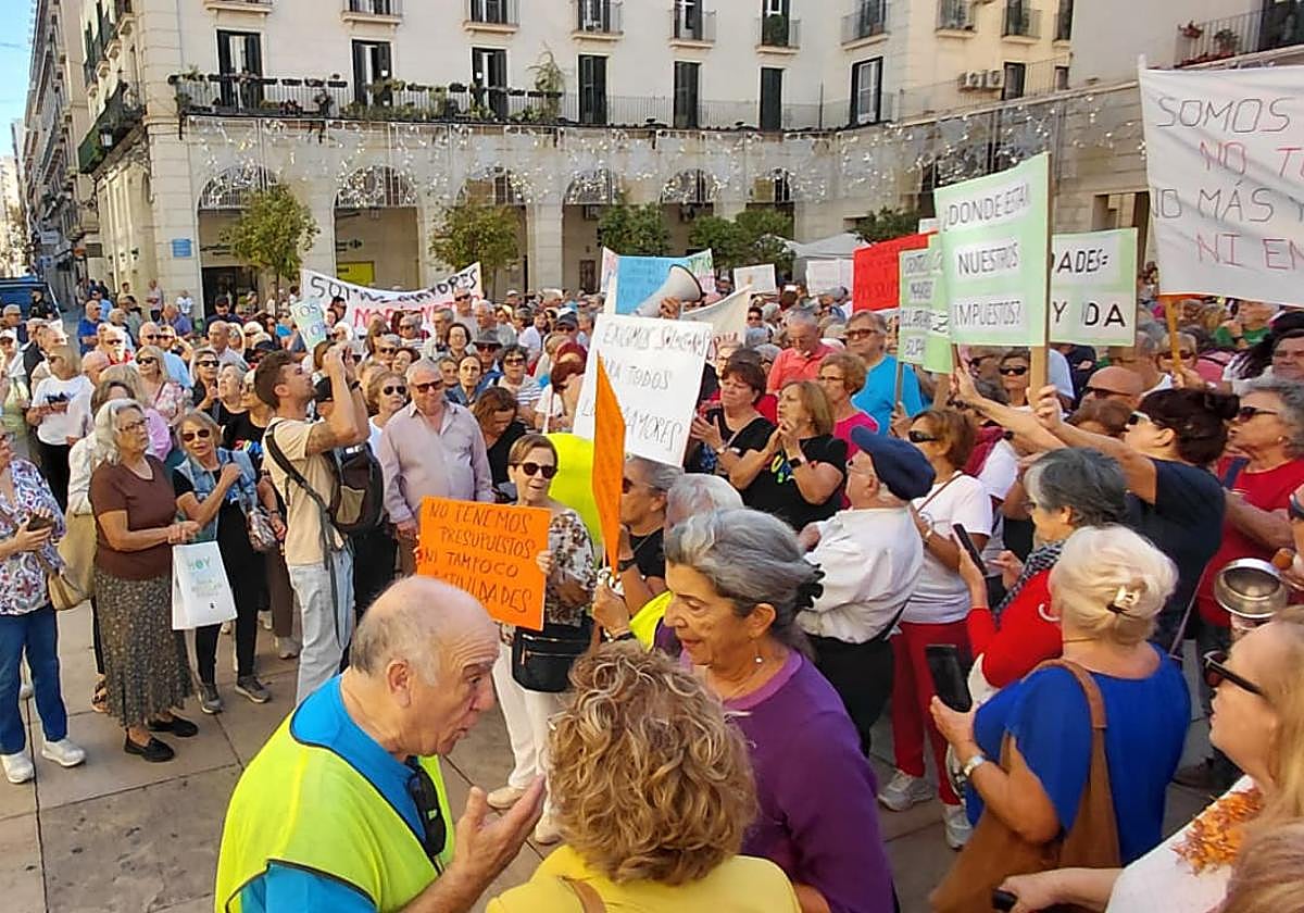  The Mayor of Alicante responds to delays in senior centre activities with more staff 
