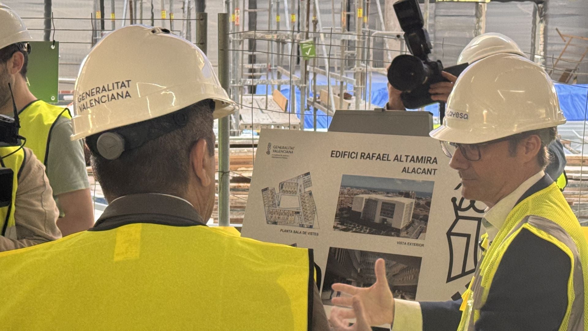 Imagen secundaria 1 - Imágenes de la visita a las obras de la Ciudad de la Justicia de Alicante.