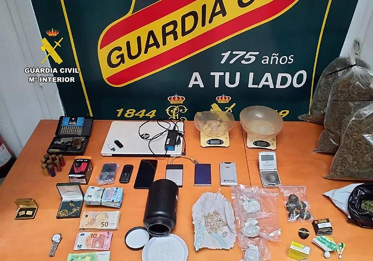 Material intervenido en una plantación de marihuana desmantelada en Los Montesinos.