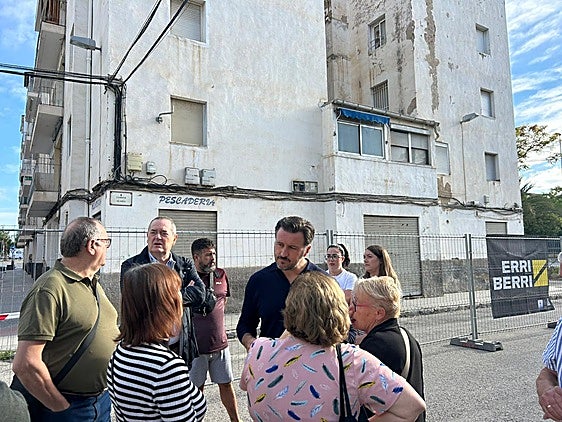 El alcalde Pablo Ruz visita el inicio de las obras de demolición del bloque 11 en San Antón.