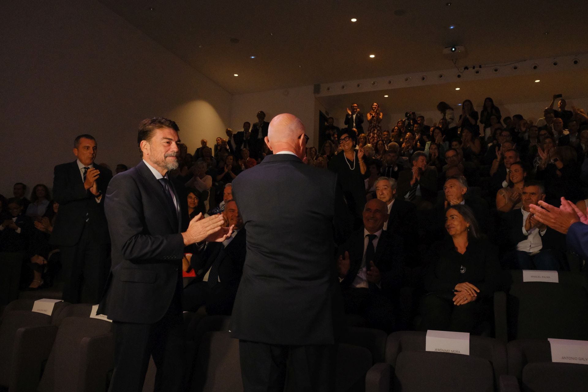 La Fundación Banco Sabadell reconoce al investigador de la UA Carlos Sáez en sus IV Premios a la Sostenibilidad Marina