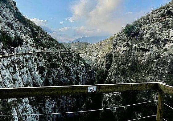 Primera fase de la pasarela de Relleu, con el desfiladero por donde concluirá el sendero a la derecha y la presa al fondo.