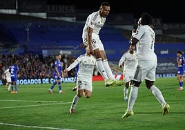 Mbappé celebra un gol con sus compañeros, en el último partido del Real Madrid contra el Getafe.