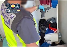 Los agentes descubren la pistola simulada en el registro del domicilio.