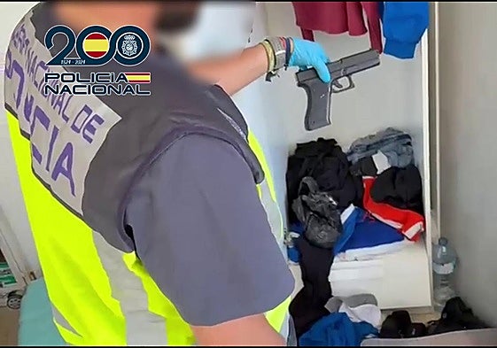 Los agentes descubren la pistola simulada en el registro del domicilio.