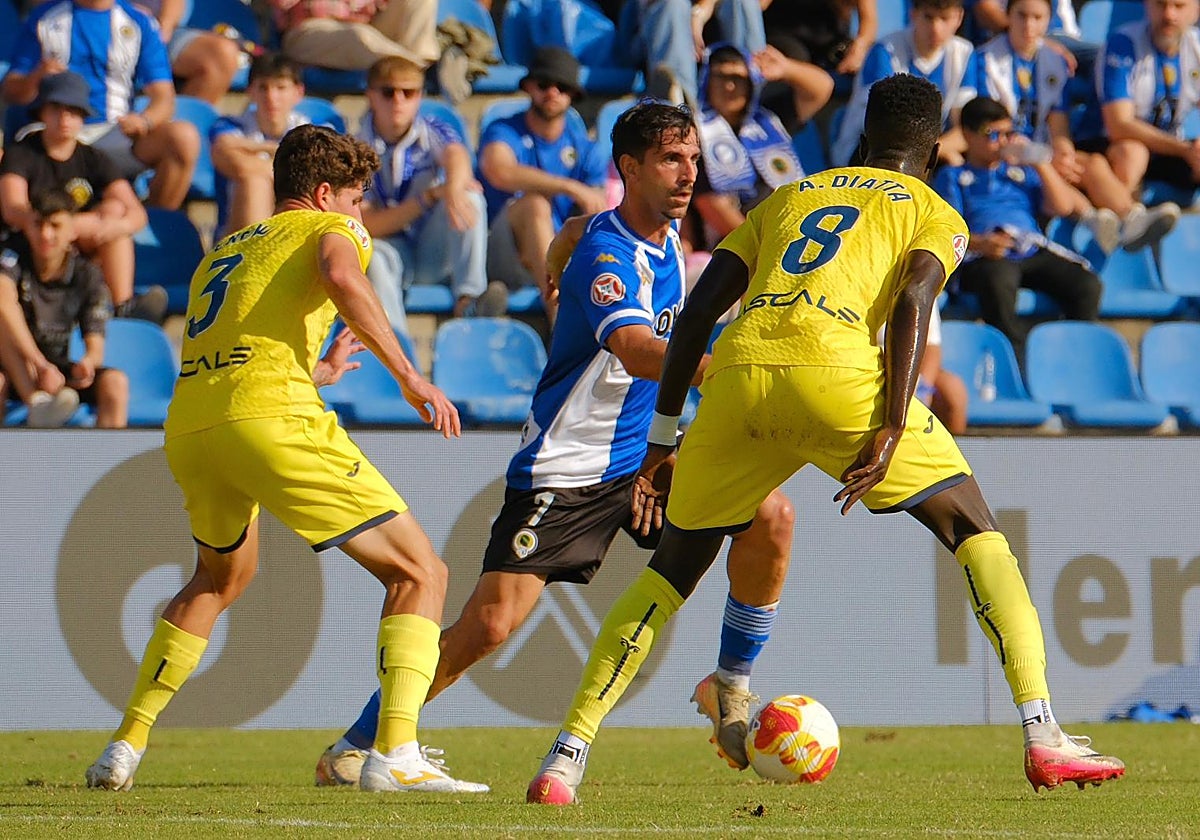 Soldevila seeks a passing line in last Saturday's match against Villarreal B.