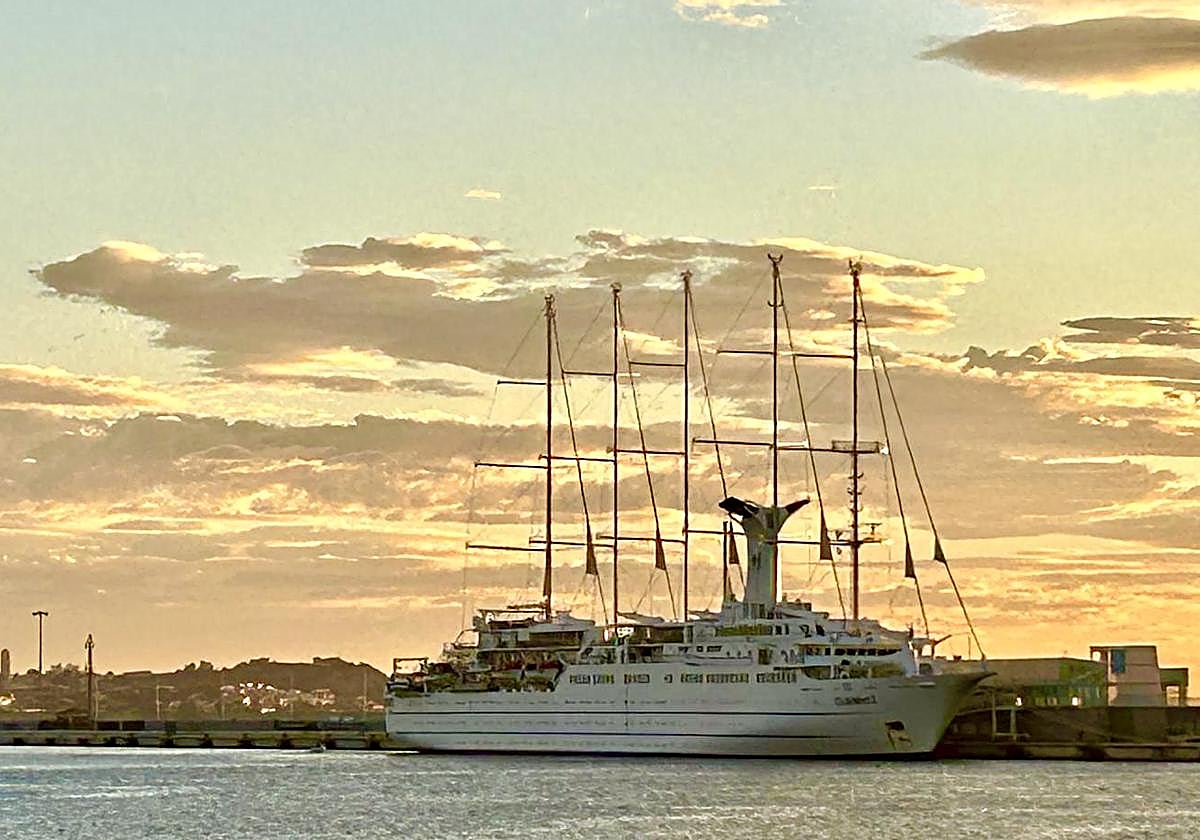 Imagen principal - El velero más grande del mundo atraca en Alicante