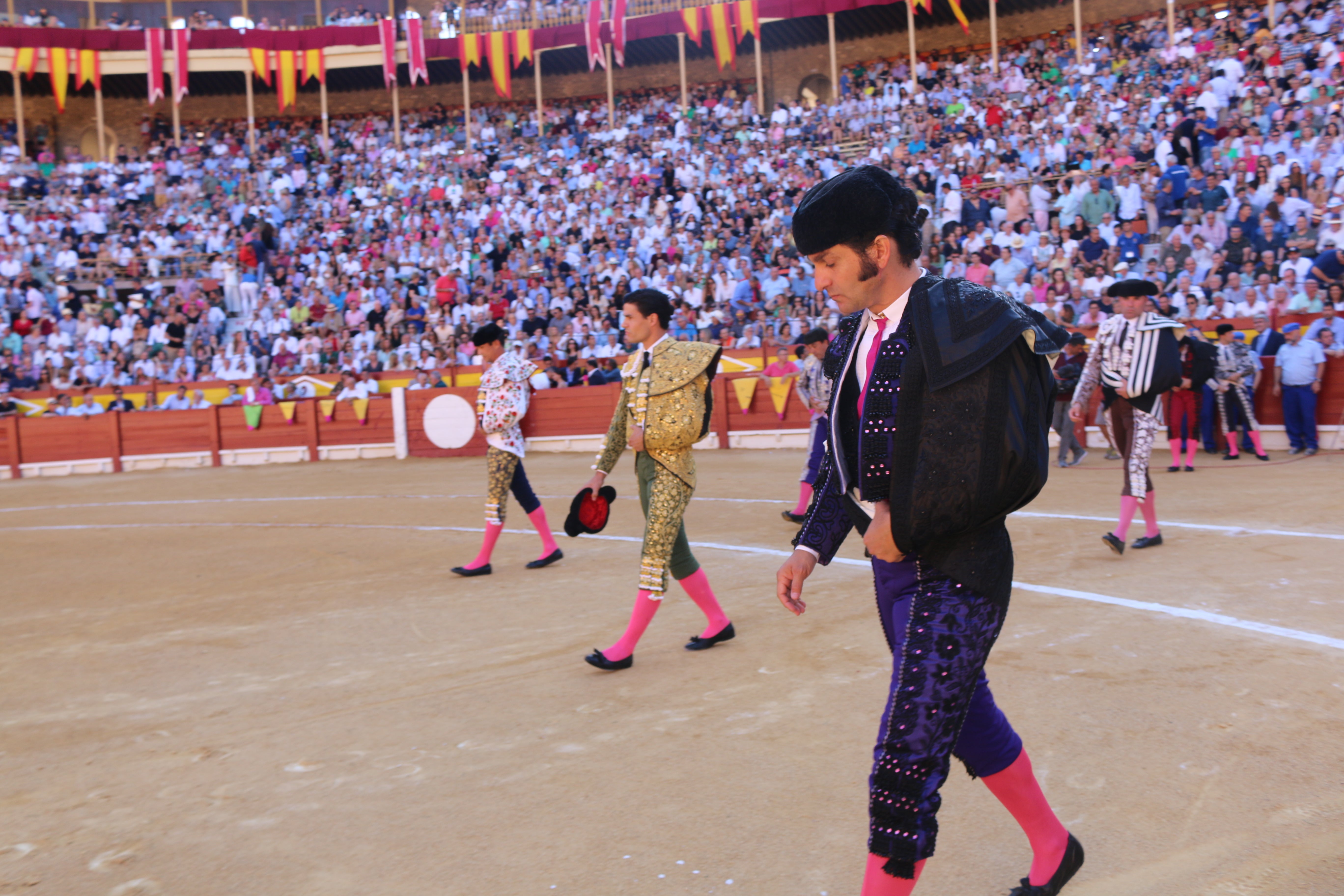 Imagen principal - 1. Making the paseo. 2. Witnessing Alejandro Esplá's alternative 3. Lighting a cigar before the paseo shared with José María Manzanares -son- and Pablo Aguado, who debuted in Alicante