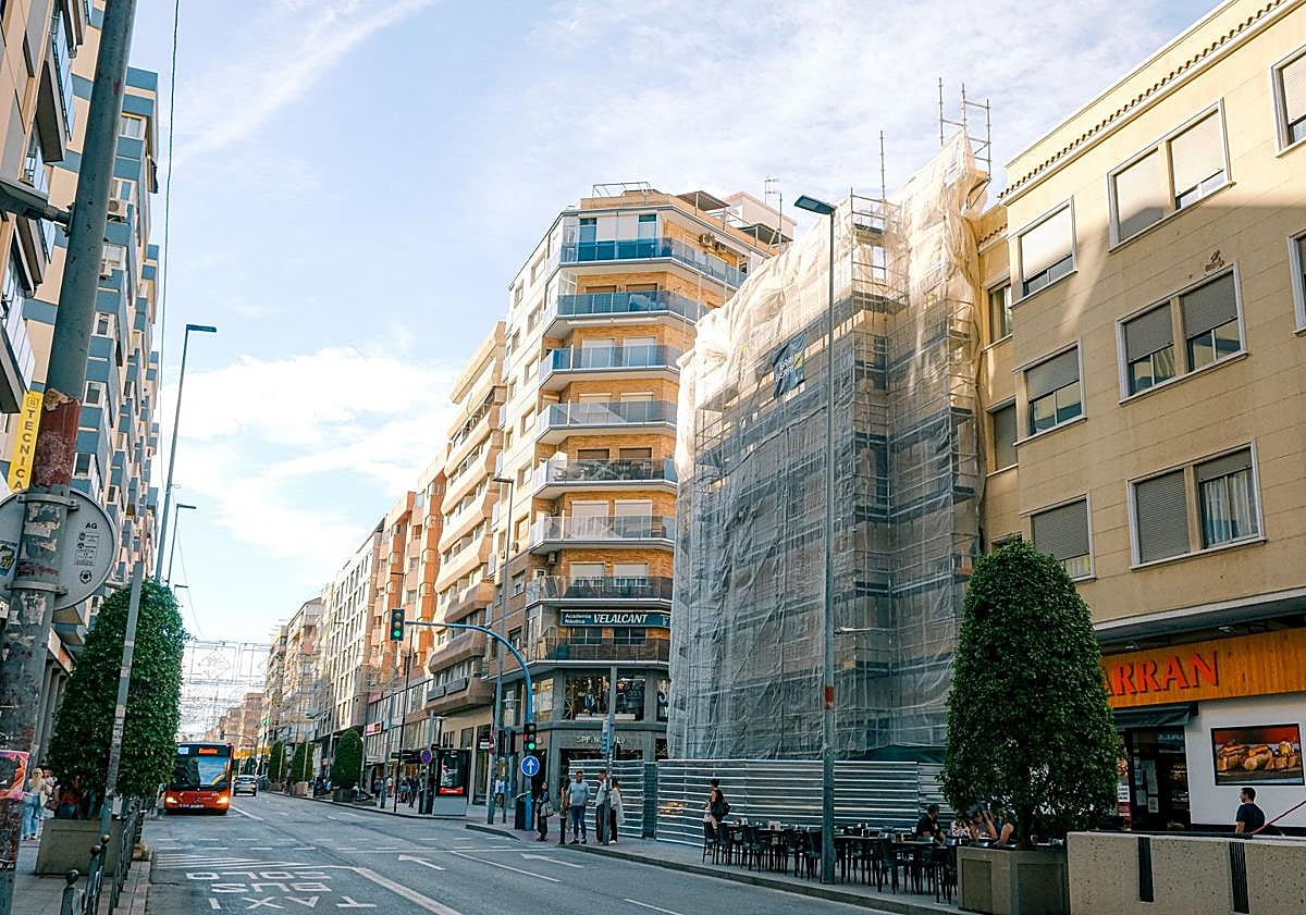 Imagen principal - Demolition process of the Maisonnave building and conservation of the General Lacy facade.