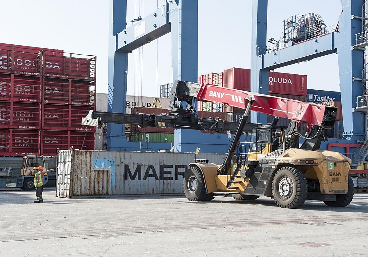 Momento de la operativa de una de las terminales del puerto de Alicante.-