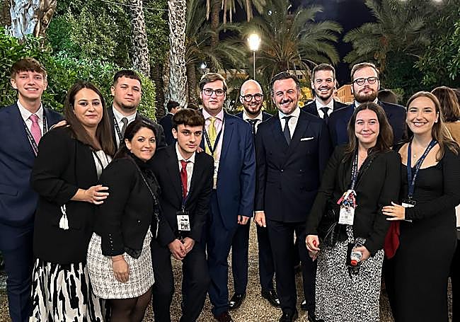 Jóvenes cofrades de Alicante con el alcalde de Elche, Pablo Ruz.