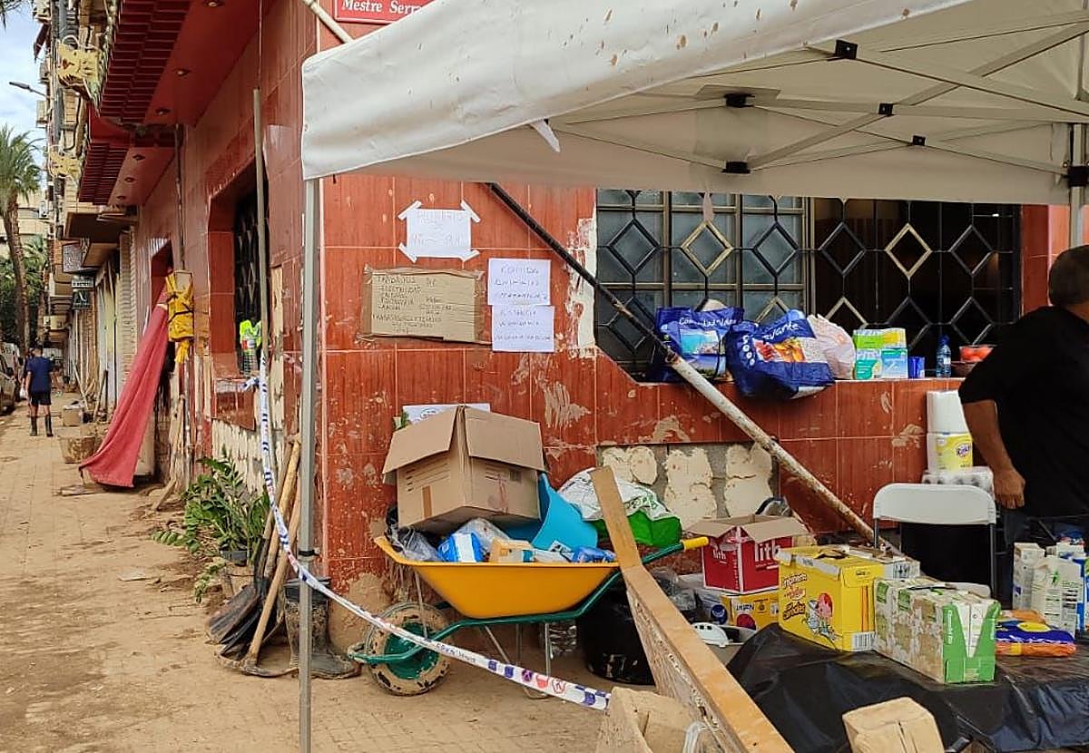 Imagen principal - Lidia y su compalera Gema, en la zona de la dana. 