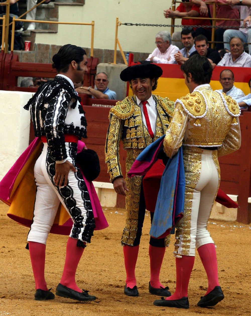 Imagen secundaria 1 - 1. Making the paseo. 2. Witnessing Alejandro Esplá's alternative 3. Lighting a cigar before the paseo shared with José María Manzanares -son- and Pablo Aguado, who debuted in Alicante