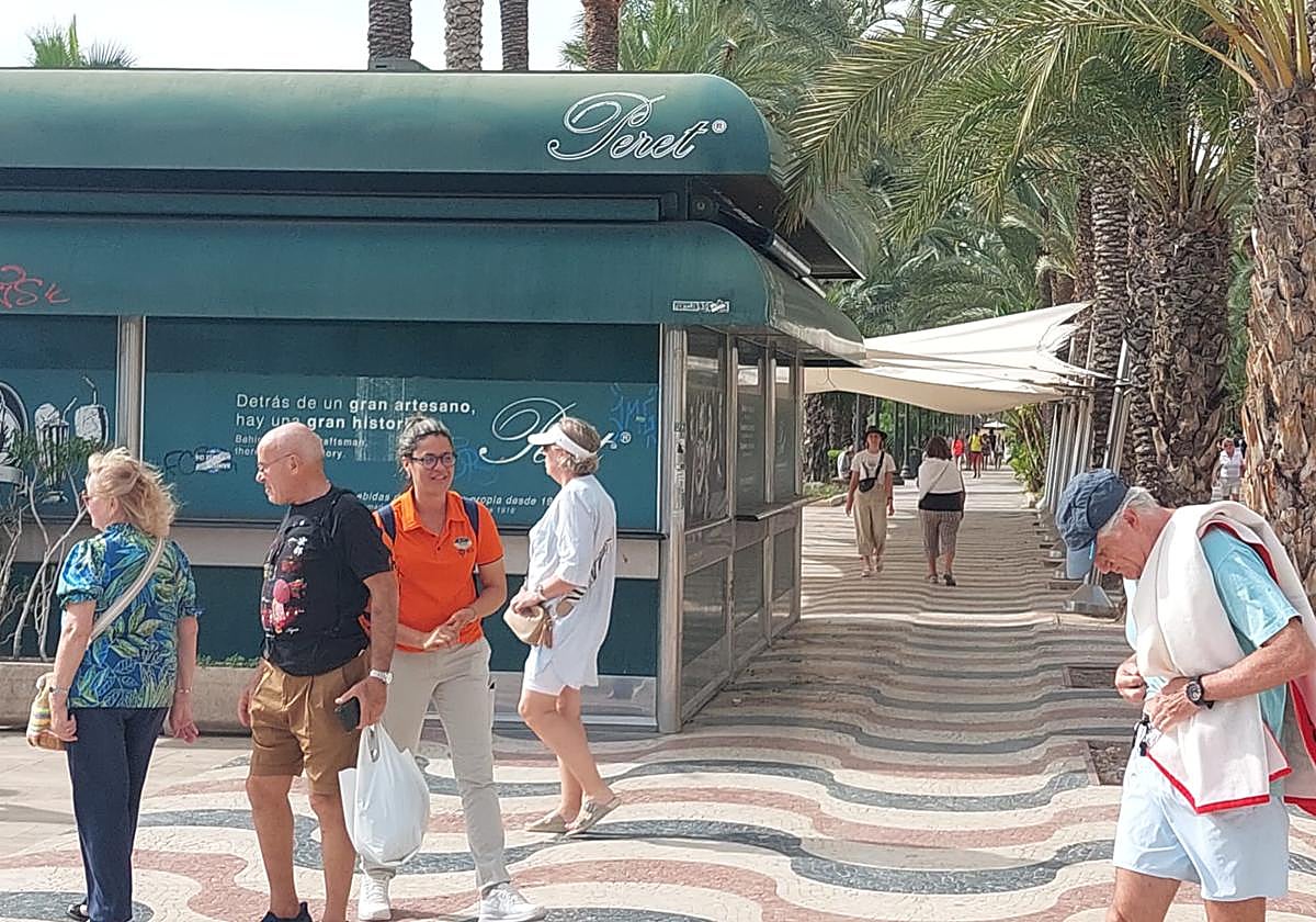 Antiguo quiosco Peret, en la Explanada de España con la plaza del Mar.