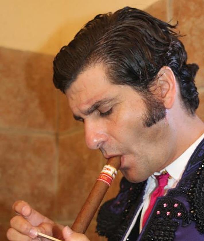 Imagen secundaria 2 - 1. Making the paseo. 2. Witnessing Alejandro Esplá's alternative 3. Lighting a cigar before the paseo shared with José María Manzanares -son- and Pablo Aguado, who debuted in Alicante