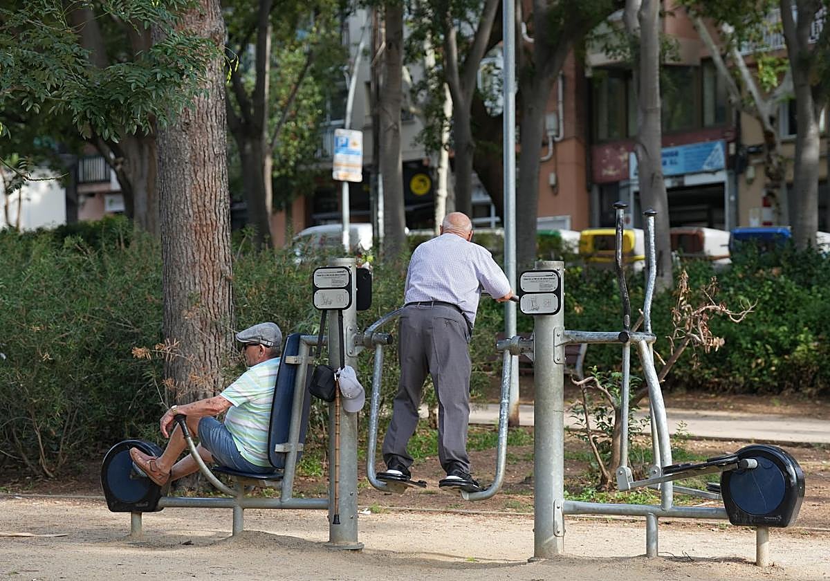 Jubilados hacen ejercicio en un parque.