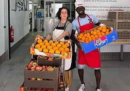 Dos voluntarios de Alicante Gastronómica Solidaria.