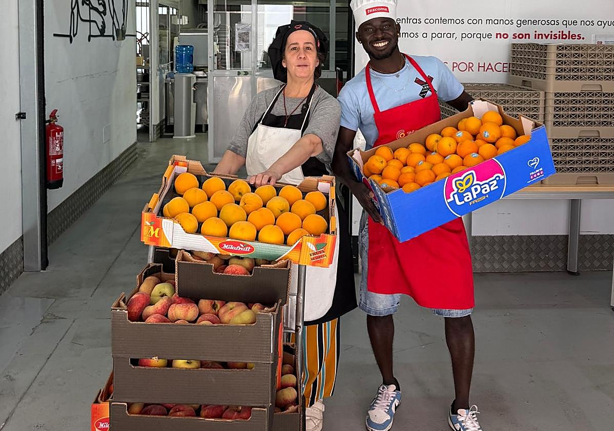 Dos voluntarios de Alicante Gastronómica Solidaria.