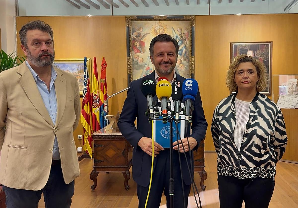 Ruz, en el centro, durante su comparecencia ante los medios de comunicación.