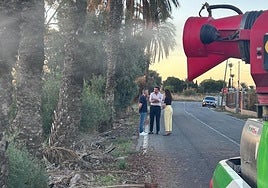 El alcalde Pablo Ruz supervisa los trabajos de fumigación junto a la edil de Sanidad, Inma Mora, en Asprillas.