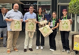 El concejal de Comercio, Vicente Pastor, y el alcalde de San Vicente del Raspeig, Pachi Pascual, con las bolsas de promoción del comercio.