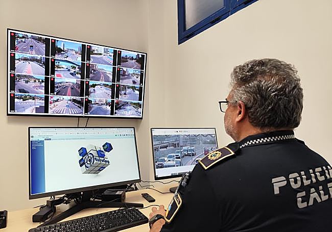 Un agente de la Policía Local de Calpe vigila las cámaras.
