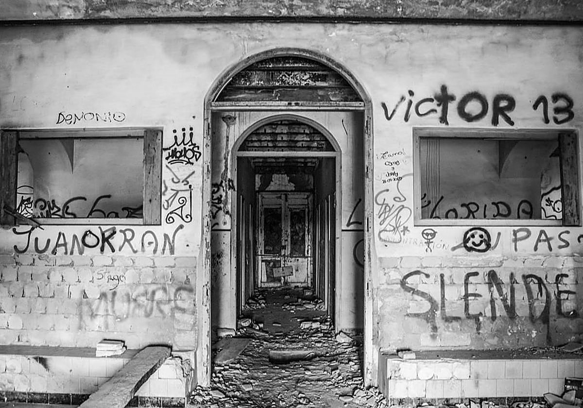 Detalle de la entrada del preventorio de Aigües.