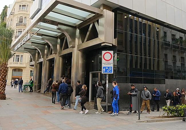 Colas del mercadillo vintage en Alicante.
