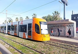 Línea 2 del Tram de Alicante a su paso por la Universidad.