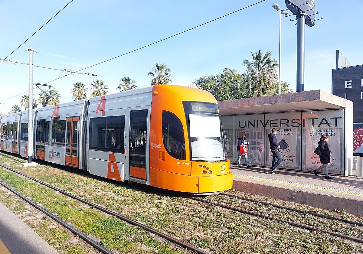 Línea 2 del Tram de Alicante a su paso por la Universidad.