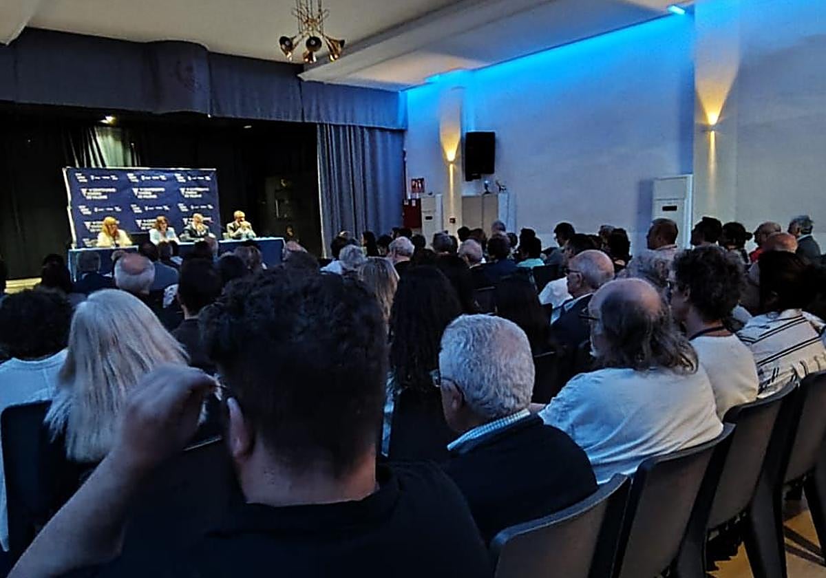 El alcalde Fulgencio Cerdán y la rectora de la Universidad de Alicante, Amparo Navarro, durante la apertura del Congreso Científico.